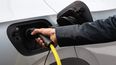 Los autos eléctricos ganan presencia en Mendoza, mientras se amplía la infraestructura de cargadores en estaciones de servicio, comercios y corredores turísticos.