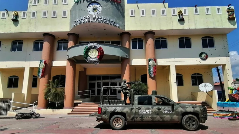 Imágenes de medios de México mostraron la fachada del palacio municipal con decenas de disparos.