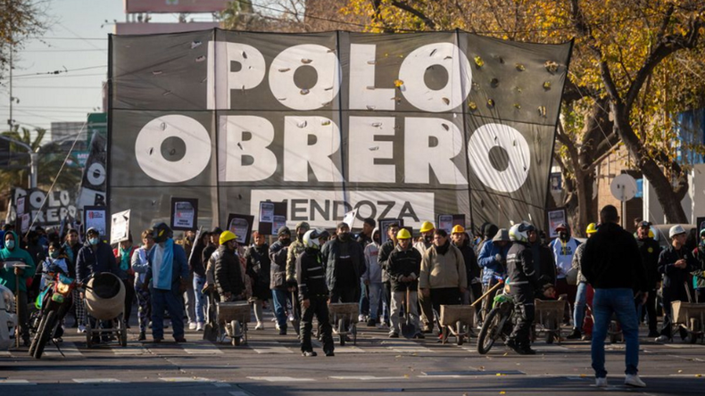 Caos de tr&aacute;nsito por protesta del Polo Obrero.