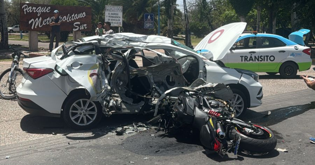 Impactante choque entre un auto y una moto en el Parque Metropolitano ...