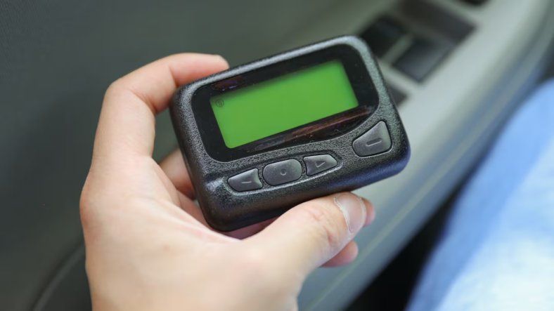 ¿Qué es un beeper? Los dispositivos que explotaron en el Líbano.