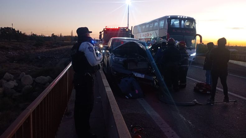 Un conductor de una camioneta colisionó a un micro de larga distancia en la Ruta 40, en Luján de Cuyo. Superaba el límite de alcohol permitido.