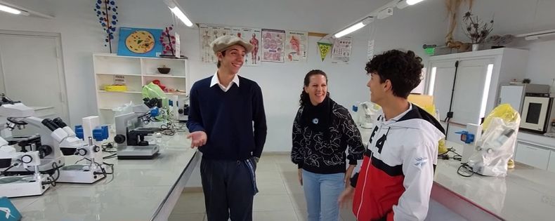 Franco, Máximo y la profe Natalia, participarán de la Olimpiada de Biología.
