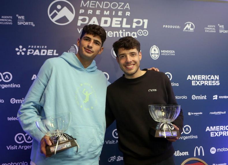 Los ganadores y su trofeo.