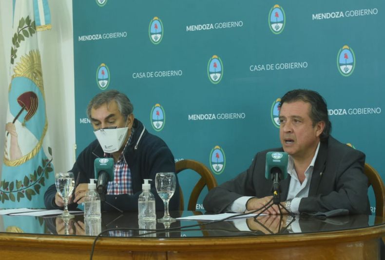 Conferencia de prensa ministros de Economía, Enrique Vaquié y de Gobierno, Víctor Ibañez.