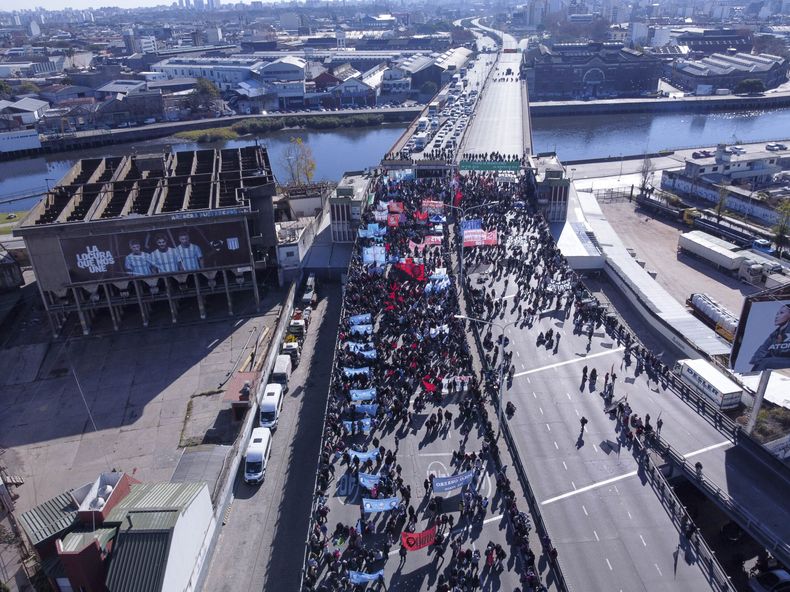 Vista aerea del puente Pueyrredon, durante el corte total por parte del Polo Obrero, en el marco de la conmemoración por el 24° aniversario de los asesinatos de Maximiliano Kosteki y Darío Santillán. Foto: Claudio Fanchi