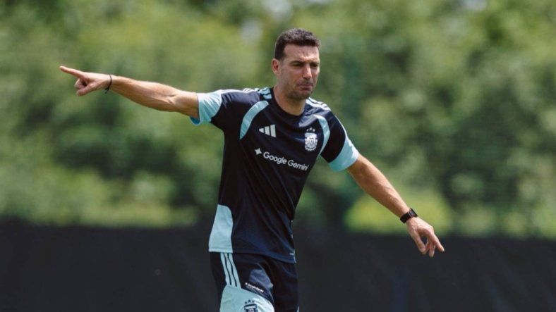 Lionel Scaloni recibió buenas noticias en los entrenamientos de la Selección argentina en Kansas City antes del debut ante Argelia por el Mundial 2026. Lionel Scaloni recibió buenas noticias en los entrenamientos de la Selección argentina en Kansas City antes del debut ante Argelia por el Mundial 2026.
