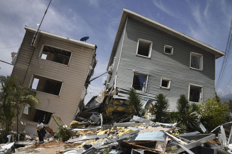 La Guaira, 25 junio, 2026. Edificios residenciales dañados luego de que se registraran dos terremotos, en Playa Grande, estado La Guaira, Venezuela. La cifra de personas fallecidas por los sismos del miércoles en Venezuela. Foto: NA / (Xinhua/Marcos Salgado) (ms) (jg) (ra) (ce)