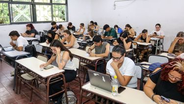 Educación Superior: apuestan a la enseñanza híbrida para rescatar institutos en crisis.