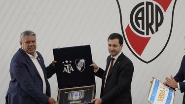 Chiqui Tapia de la AFA y Stéfano Di Carlo, presidente del Club Atlético River Plate. Chiqui Tapia de la AFA y Stéfano Di Carlo, presidente del Club Atlético River Plate.