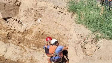 Importante rescate en el canal Cacique Guaymallén, a la altura de Las Heras. Importante rescate en el canal Cacique Guaymallén, a la altura de Las Heras.