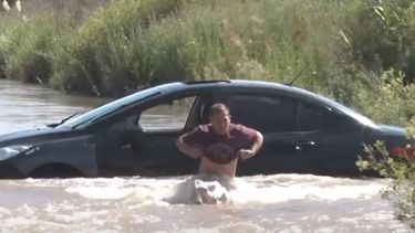 insolito caso en san rafael: cayo con su familia al rio en el auto, la policia lo multo y luego lo dejo a la deriva