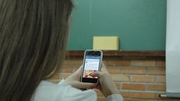 Los alumnos mendocinos están habilitados a usar el celular mientras estén en clases.