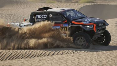 Lategan dominó la Etapa 8 en Autos en el Dakar 2025: los resultados de los argentinos.