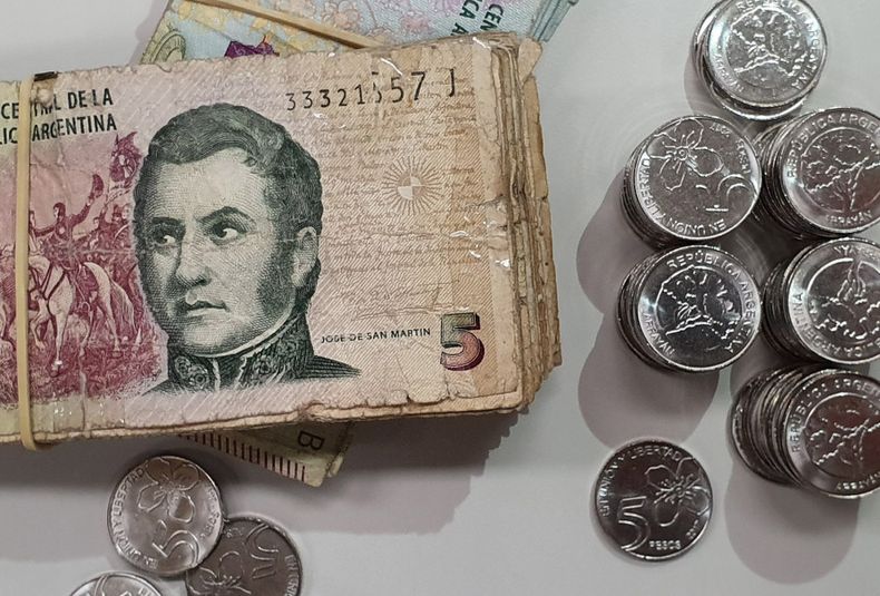 Cinco pesos y monedas