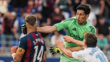 Esteban Andrada fue expulsado y luego agredió a un rival en un final caótico en España. Esteban Andrada fue expulsado y luego agredió a un rival en un final caótico en España.