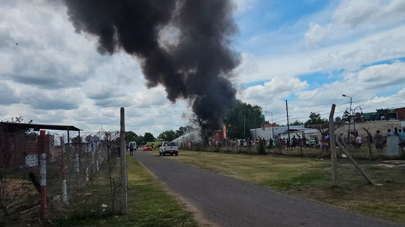 Un avión privado chocó contra una vivienda en San Fernando: dos víctimas fatales y heridos