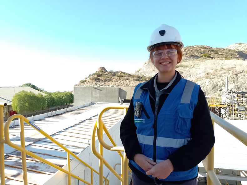 María Florencia Fracaro se recibió a los 23 años de Ingeniera Química en San Rafael y ahora trabaja como supervisora de Metalurgia de Gualcamayo. 