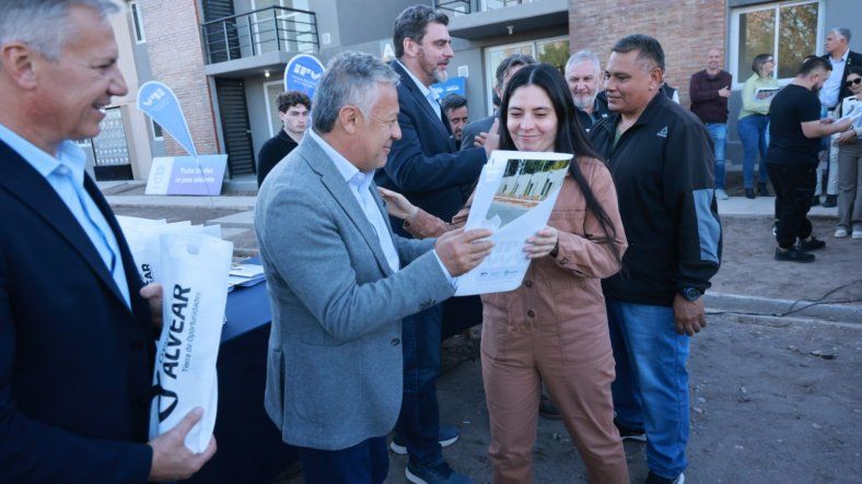 Alfredo Cornejo entregó más de 60 viviendas en el sur mendocino
