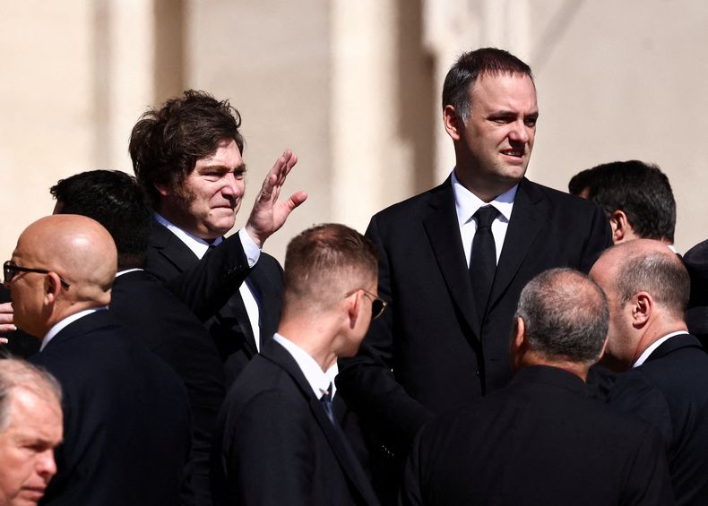 Javier Milei junto a Manuel Adorni.