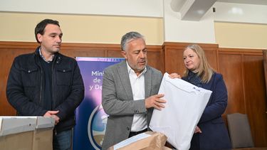 Alfredo Cornejo, en la apertura de sobres del llamado a licitación para la gestión del Hospital de Luján de Cuyo. Foto: Prensa Gobierno de Mendoza.