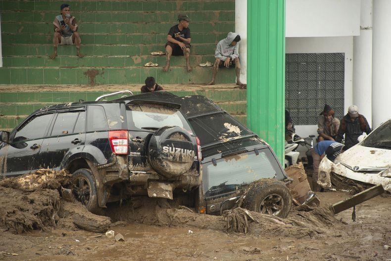 Inundación, en el distrito de Solok, Sumatra Occidental, Indonesia. Al menos una persona murió y otras cuatro resultaron heridas después de que una inundación repentina azotara el distrito de Solok, en la provincia indonesia de Sumatra Occidental, dijeron el martes las autoridades locales. (Xinhua/Andri Mardiansyah)