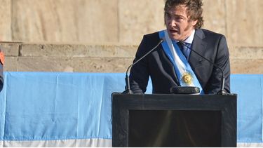 El presidente Javier Milei quiere involucrarse en la agenda parlamentaria y acompañaría al ministro Luis Caputo.