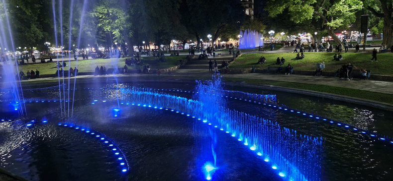 Fuente de aguas danzantes en la Plaza Independencia.