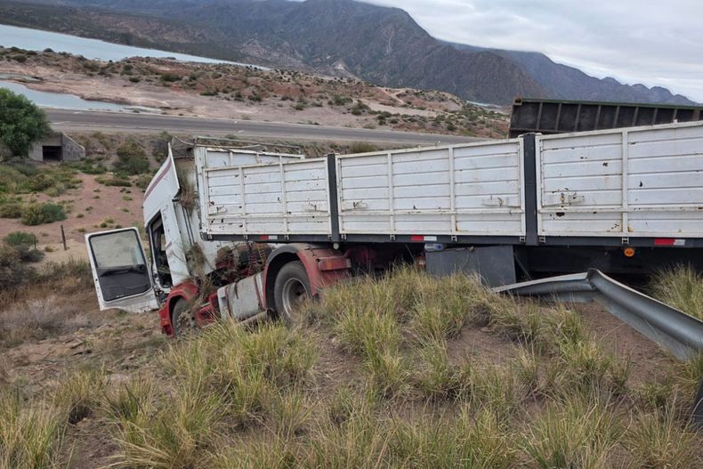 Un camión protagonizó un importante vuelco en la Ruta Nacional 7