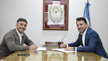 Firma del convenio entre Marcos Calvente y Tadeo García Zalazar.