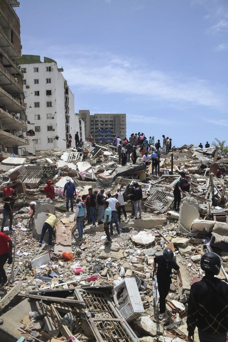 Varias personas son vistas sobre los escombros de un edificio derrumbado luego de que se registraran dos terremotos, en Playa Grande, estado La Guaira, Venezuela, el 25 de junio de 2026. La cifra de personas fallecidas por los sismos del miércoles en Venezuela ascendió a 188 y la de heridos a 1.520, según una actualización difundida el jueves por el presidente de la Asamblea Nacional, Jorge Rodríguez. Foto: NA/(Xinhua/Marcos Salgado) (ms) (jg) (ra) (ce)