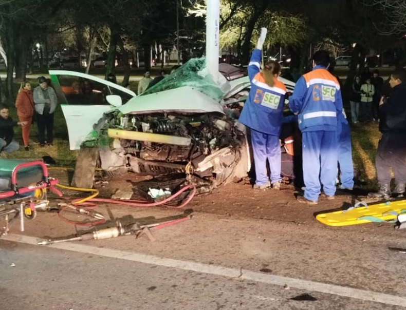 Accidente vial en Guaymallén: chocó contra un poste y quedó atrapado en el interior del vehículo