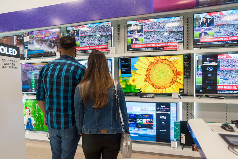 En busca de televisor para ver el Mundial.