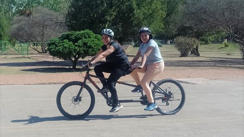En la provincia de Mendoza, ciclistas y voluntarios comparten bicicletas tándem para incluir a personas con discapacidad en paseos y eventos. &nbsp;
