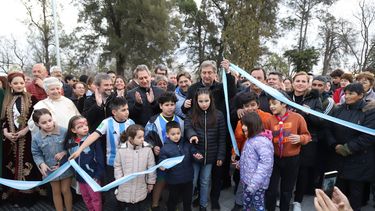 Emir Félix inauguró la plaza Espínola junto a cientos de vecinos.