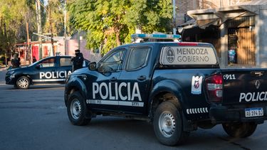Violencia de género: batalla campal entre vecinos y policías en la casa de una víctima. Violencia de género: batalla campal entre vecinos y policías en la casa de una víctima.
