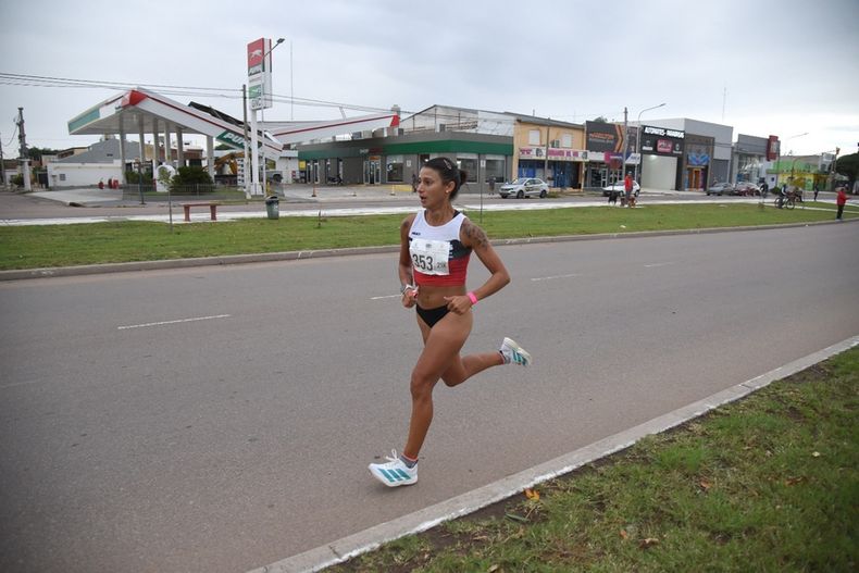 Lorena Cuella voló en la maratón de La Pampa y se consagró en los 21k.