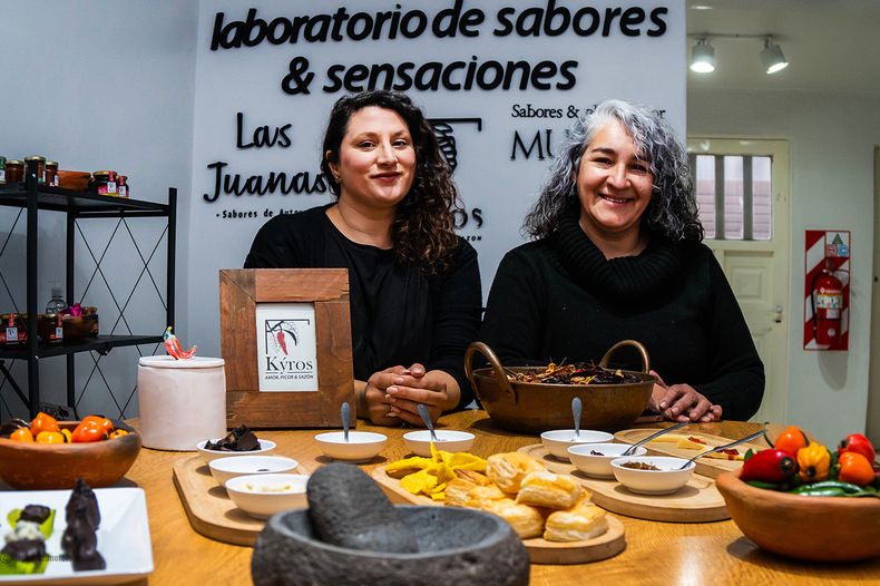 Kyros y Las Juanas unieron el cacao y el ají para crear una línea de alfajores picantes.