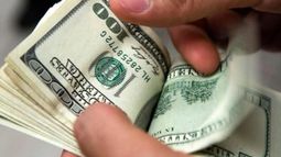 El dólar cae a $15,10