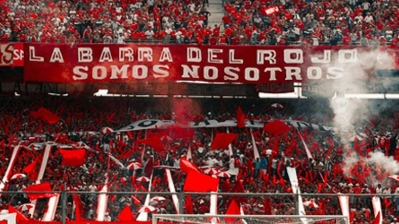 El fútbol plagado de violencia en la cancha del Rojo.