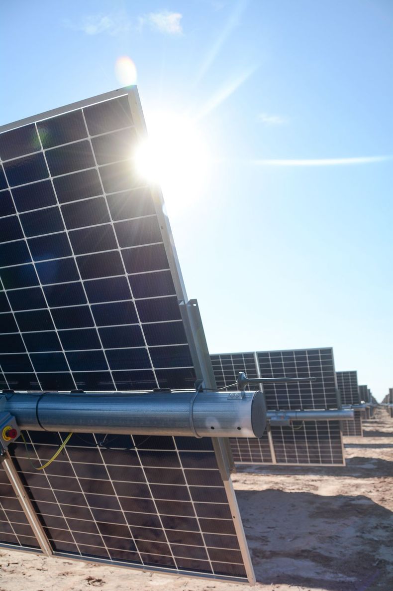El Parque Solar El Quemado, desarrollado por YPF Luz, es el parque solar más grande del país y el primer proyecto aprobado a nivel nacional dentro del Régimen de Incentivo para Grandes Inversiones (RIGI),