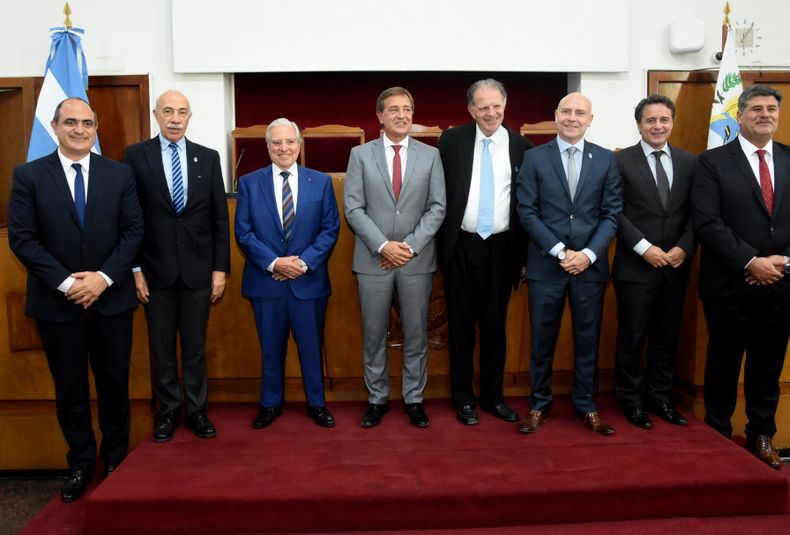 El gobernador Suarez junto a los ministros de la Suprema Corte de Justicia y el vicegobernador Mario Abed en la apertura del año judicial.