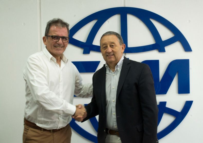 El presidente del Colegio de Agrimensura de Mendoza, Javier Oyhenart y el intendente Celso Jaque.&nbsp;