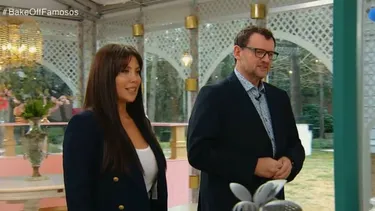 Bake Off Famosos: Karina Jelinek y Wanda Nara enfrentan desafíos en su debut.