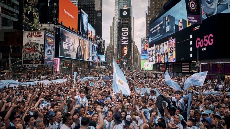 Banderazo multitudinario de argentinos previo a la final del Mundial 2026.