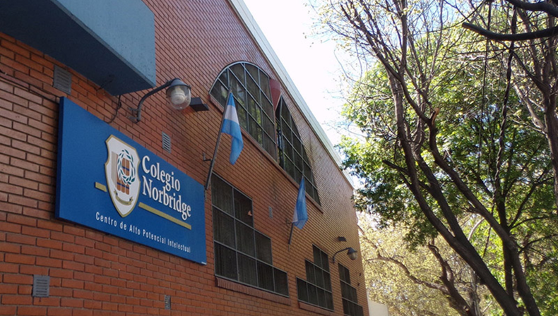 El sujeto se presentó en el Colegio Norbridge asegurando que sus hijos corrían peligro.