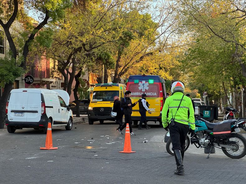 Dos motociclistas heridos tras un choque en plena Ciudad de Mendoza.&nbsp;