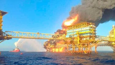 El incendio se produjo en una planta petrolera ubicada en el Golfo de México.