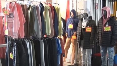 Ropa de invierno en vidriera en el Valle de Uco.