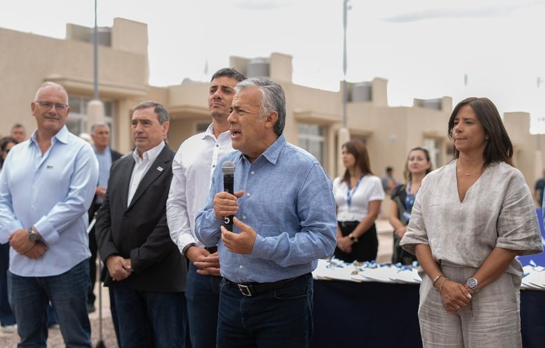 El gobernador entregó viviendas y se refirió al contexto político nacional.